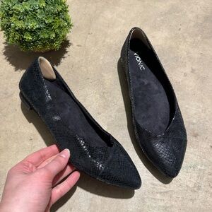 Vionic Caballo Black Snakeskin Flats Women Size 9 Leather Pointed Toe Classic